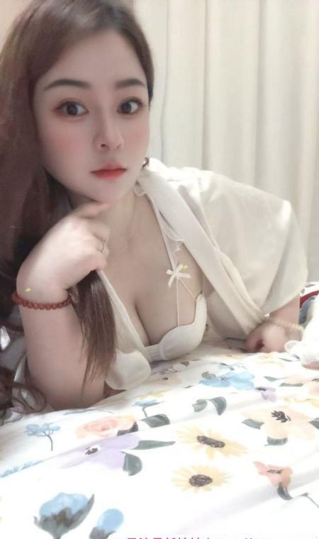 纯天然巨乳骚女 