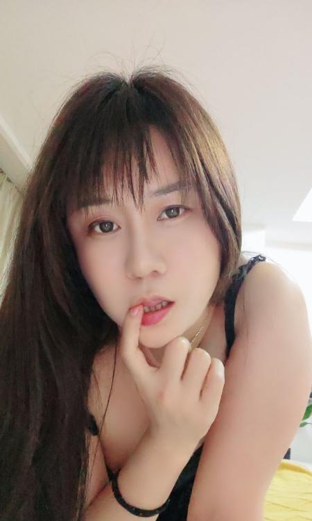白云舌吻少妇