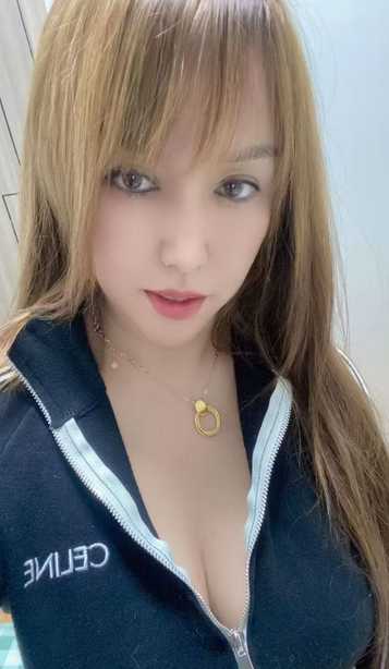 欧美范大胸美女 嘎嘎板正